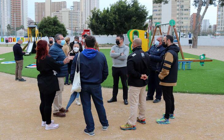 Benidorm renueva y mejora el parque urbano del Rincón de Loix con nuevos columpios, elementos  biosaludables y calistenia  